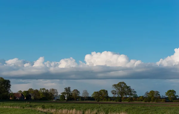 大きな雨雲が空に集まる — ストック写真