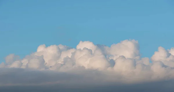 Grandes Nuvens Chuva Reúnem Céu — Fotografia de Stock