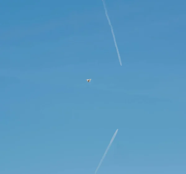 Drohne Fliegt Auf Dem Land Und Über Felder — Stockfoto