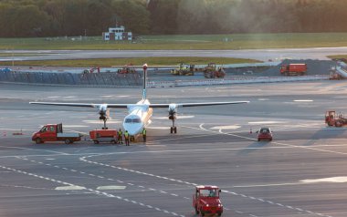 Hamburg havaalanında bir kapıda uçak kullanımı