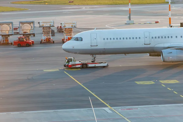 Airplane handling at a gate at Hamburg airport