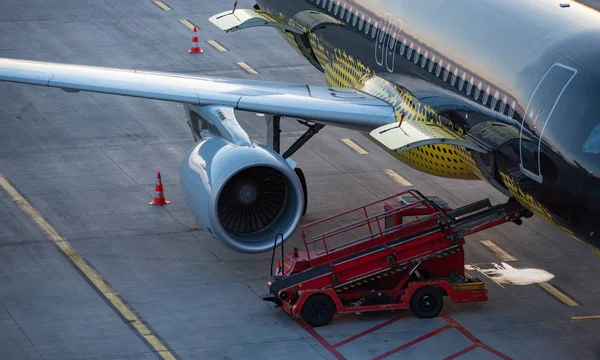 Hamburg havaalanında bir kapıda uçak kullanımı