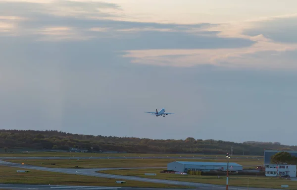 Manipulación Aviones Una Puerta Del Aeropuerto Hamburgo — Foto de Stock