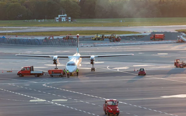 Vliegtuig Handling Bij Een Poort Luchthaven Van Hamburg — Stockfoto