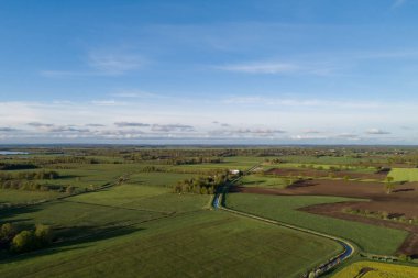 İnsansız hava araçları bir tecavüz alanının üzerinde uçuyor.