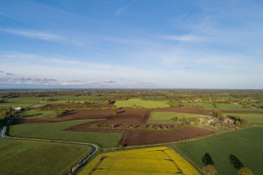 İnsansız hava araçları bir tecavüz alanının üzerinde uçuyor.