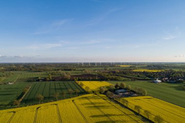 İnsansız hava araçları bir tecavüz alanının üzerinde uçuyor.