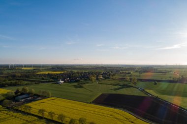 İnsansız hava araçları bir tecavüz alanının üzerinde uçuyor.
