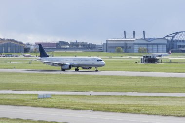pist Hamburg havaalanında başında uçak
