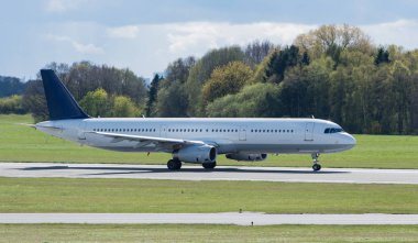 pist Hamburg havaalanında başında uçak