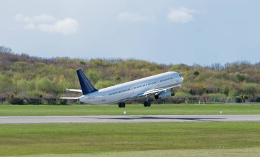 pist Hamburg havaalanında başında uçak