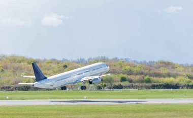 pist Hamburg havaalanında başında uçak