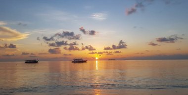 Maldivler sahilinde gün batımı