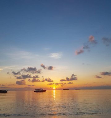 Maldivler sahilinde gün batımı
