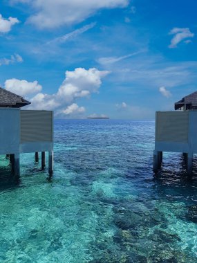 Maldivler yakınlarındaki Hint Okyanusu'nda bir iskele üzerinde Cottages