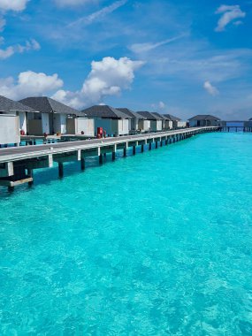 Maldivler yakınlarındaki Hint Okyanusu'nda bir iskele üzerinde Cottages
