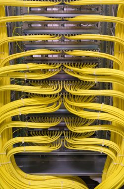 Ağ anahtarı ve bir veri merkezi içinde ağ tel kablo