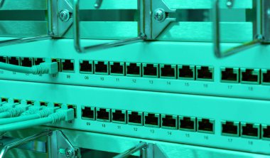 Ağ anahtarı ve bir veri merkezi içinde ağ tel kablo