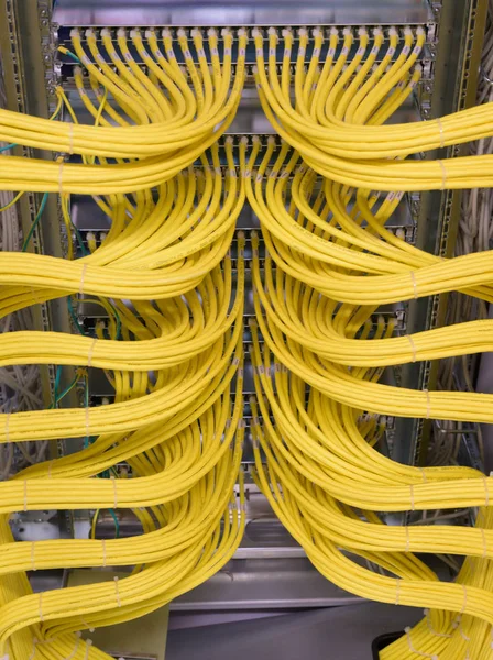 数据中心中的网络交换机和网络电缆 — 图库照片