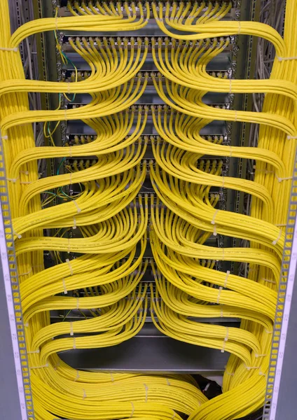 Ağ anahtarı ve bir veri merkezi içinde ağ tel kablo