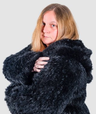 kürk ceket giyen kadın model