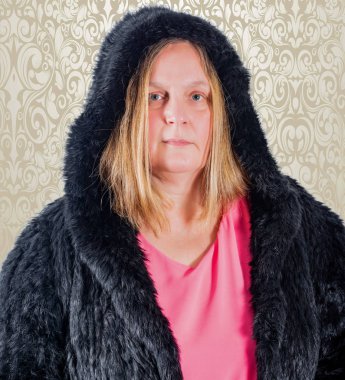 kürk ceket giyen kadın model