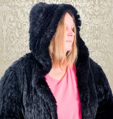 kürk ceket giyen kadın model