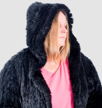 kürk ceket giyen kadın model