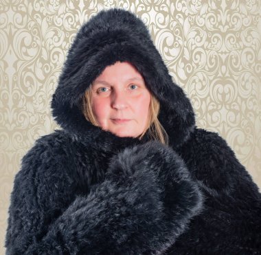 kürk ceket giyen kadın model