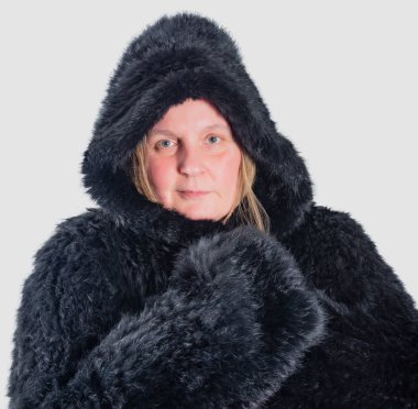 kürk ceket giyen kadın model