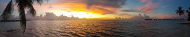 Maldivler sahilinde gün batımı