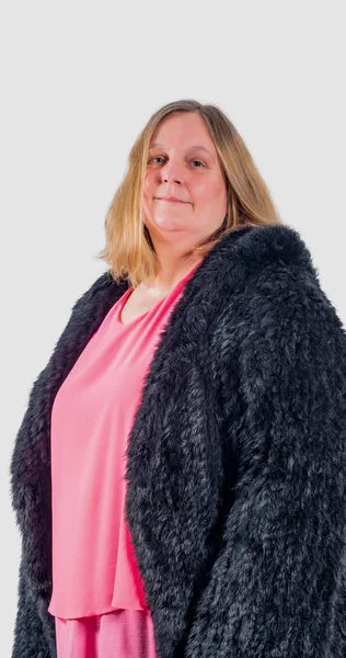 毛皮のジャケットを着た女性モデル — ストック写真