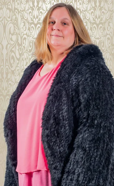 Kürk Ceket Giyen Kadın Model — Stok fotoğraf