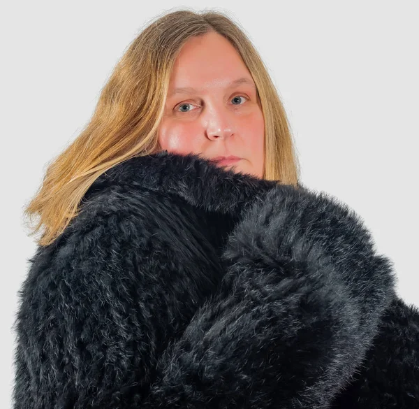 kürk ceket giyen kadın model