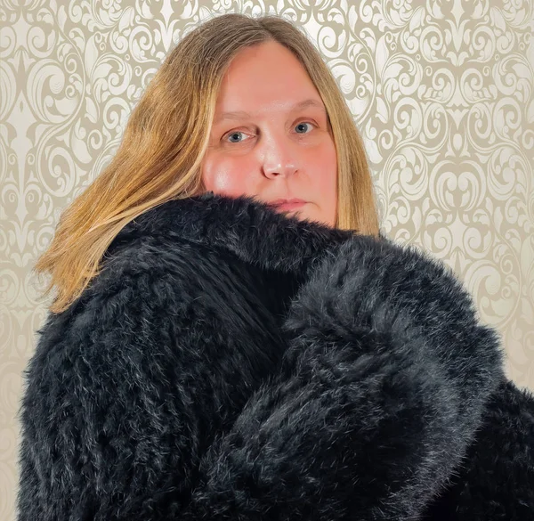 kürk ceket giyen kadın model