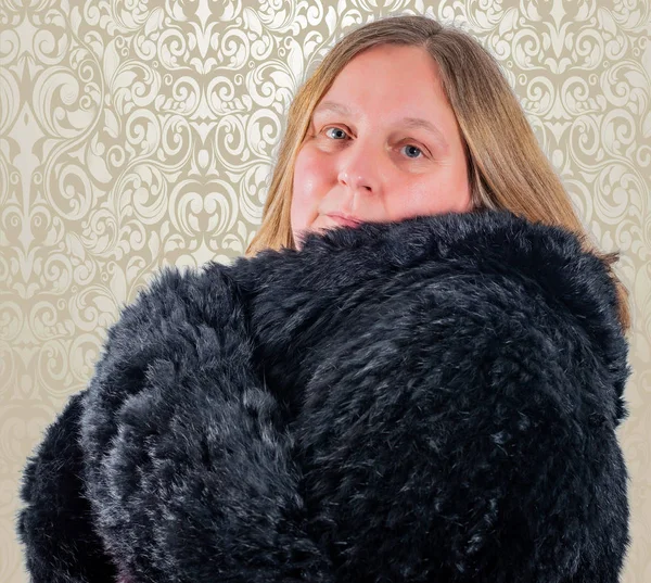 Female Model Wearing Fur Jacket — Stock Photo, Image