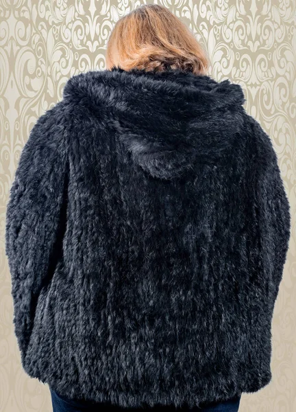 Weibliches Model Trägt Eine Pelzjacke — Stockfoto