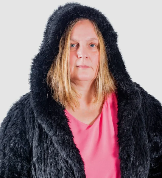 Weibliches Model Trägt Eine Pelzjacke — Stockfoto