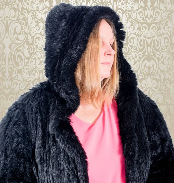 kürk ceket giyen kadın model