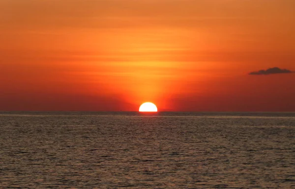 モルディブのビーチの夕日 — ストック写真