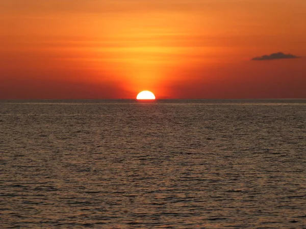 モルディブのビーチの夕日 — ストック写真