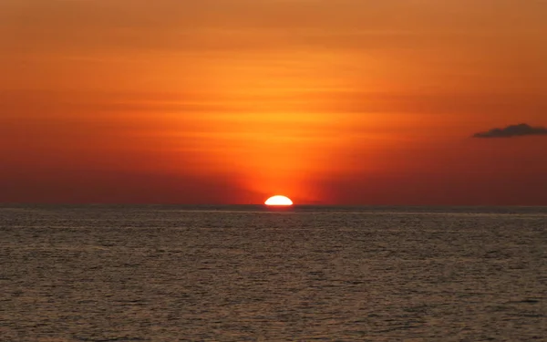モルディブのビーチの夕日 — ストック写真