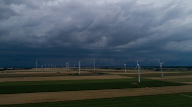 Top bulutları gökyüzünde bir fırtınaya toplar