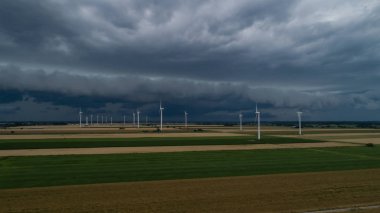 Top bulutları gökyüzünde bir fırtınaya toplar