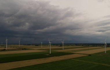 Top bulutları gökyüzünde bir fırtınaya toplar