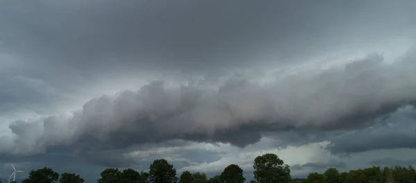 ロール雲は空の嵐に集まる — ストック写真