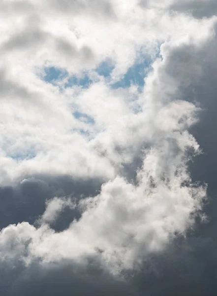 Λευκά Σύννεφα Στο Γαλάζιο Του Ουρανού Φόντο — Φωτογραφία Αρχείου