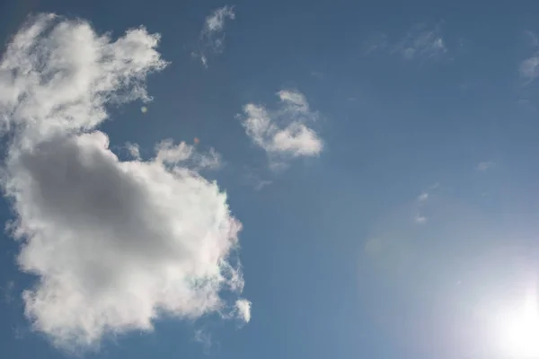Λευκά Σύννεφα Στο Γαλάζιο Του Ουρανού Φόντο — Φωτογραφία Αρχείου