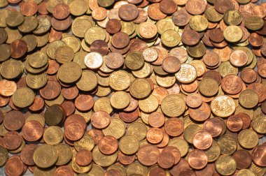 Küçük değişiklik Euro sikkeler bir kadın tarafından sayılır