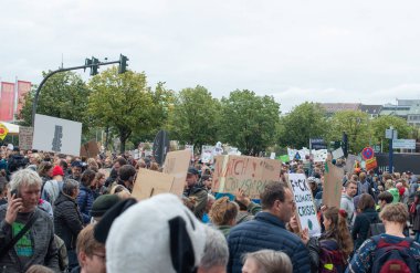 50000 kişi ile Jungfernstieg Hamburg şehir merkezinde Iklim koruma gösteri